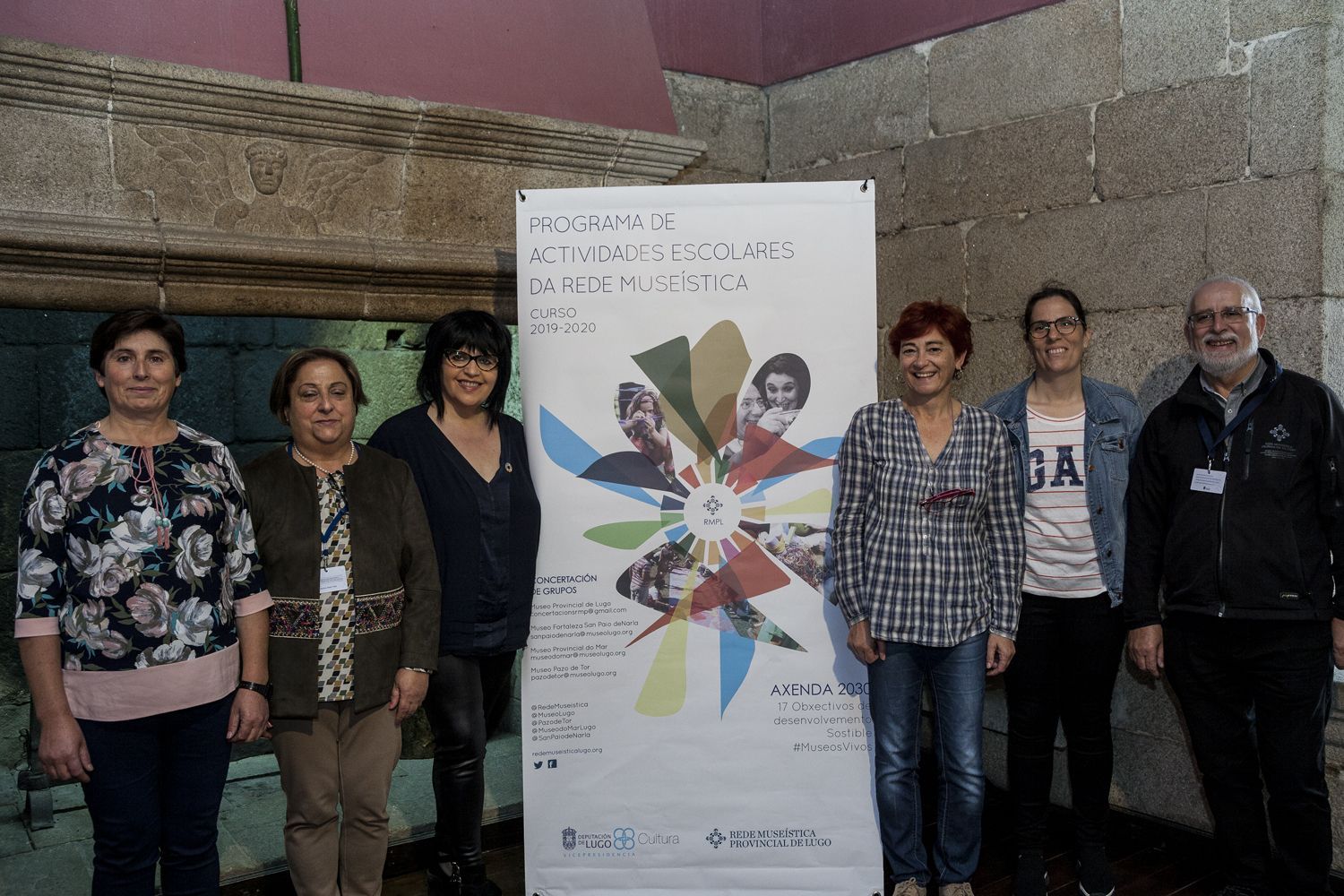 Maite Ferreiro con Encarna Lago e os traballadores do Museo Fortaleza de San Paio de Narla