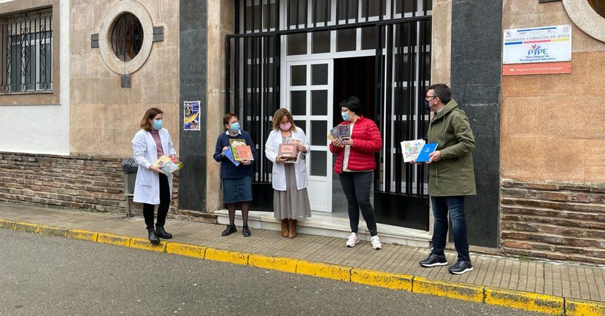 Grupo Municipal entrega libros colexios Ribadeo