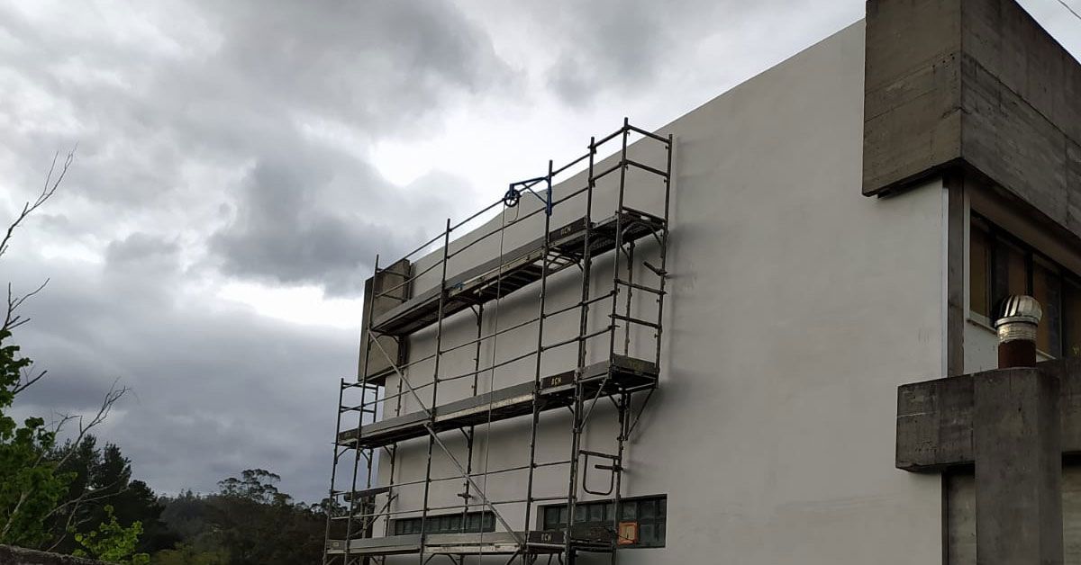 Obras de mellora na facha da casa da xuventude lourenza 2