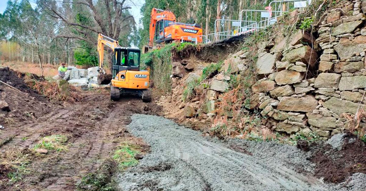 Deputacion Cervo maquinas traballando durante as obras