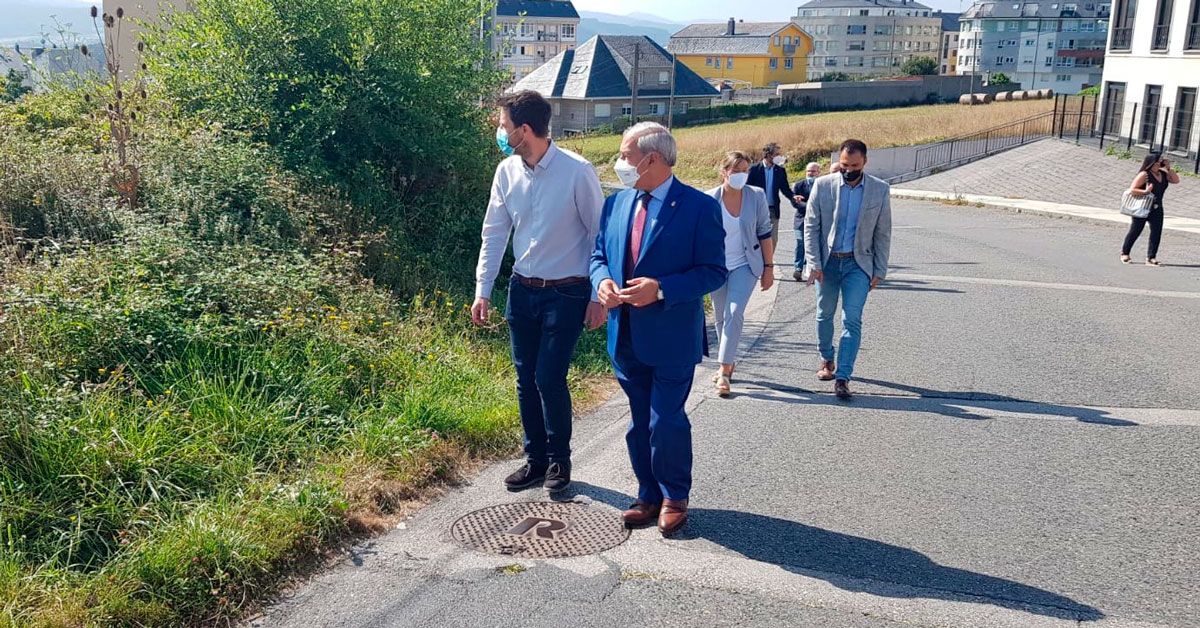 ALCALDE DE FOZ CO PRESIDENTE DA DEPUTACIoN E OUTRAS AUTORIDADES NA RuA COSTA DO CASTRO