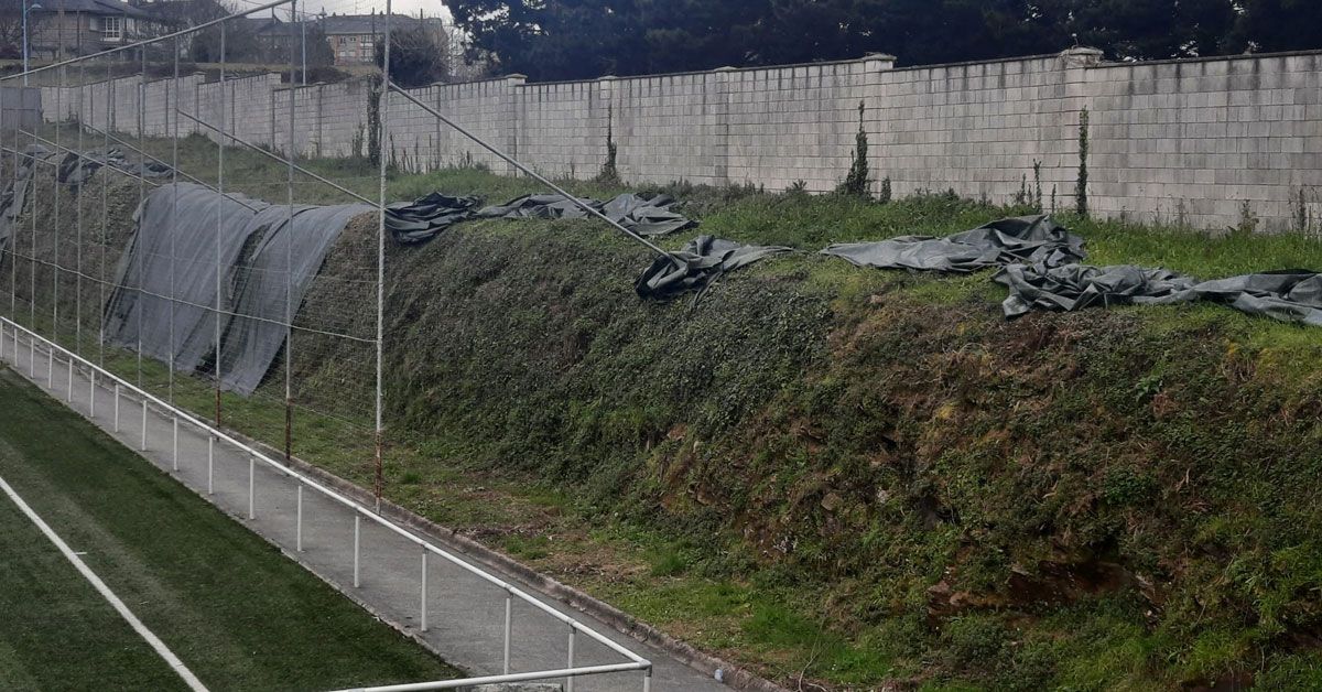 Foz Malla antivexetación desfeita no talude do entorno do campo de fútbol de Malates