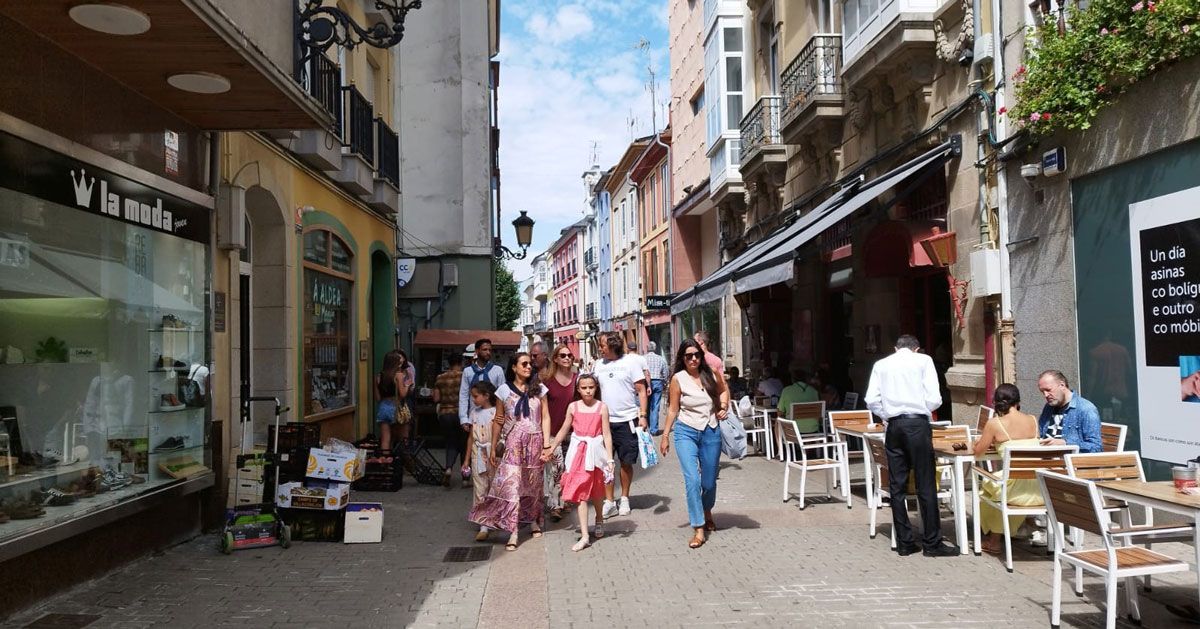 rua-ribadeo-veran-2022-xente-compras