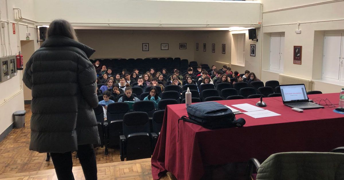 Xornalismo na escola charla de Sara Carreira no IES Ribadeo