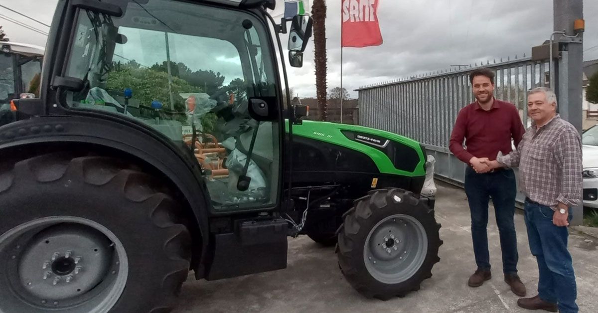 230323 O ALCALDE DE FOZ XUNTO CO TRACTOR DESBROZADOR NA EMPRESA ADXUDICATARIA