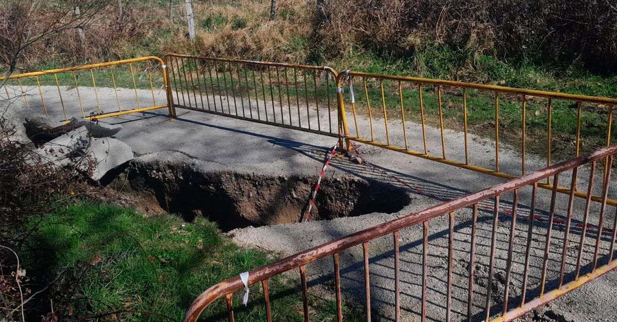 ALFOZ Burato na estrada de acceso á Pena do Golpe no Pereiro