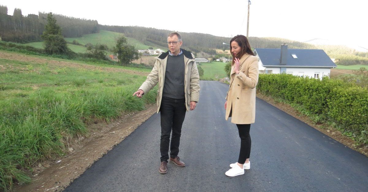 170423 MARTA REY E VÍCTOR LÓPEZ NA ESTRADA QUE ESTÁ SENDO MELLORADA POLA DEPUTACIÓN EN ARANTE