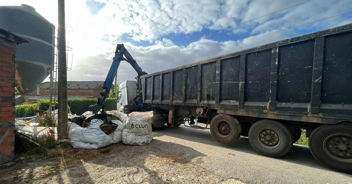 primeira recollida de plasticos agricolas nas explotacions gandeiras Barreiros 2023