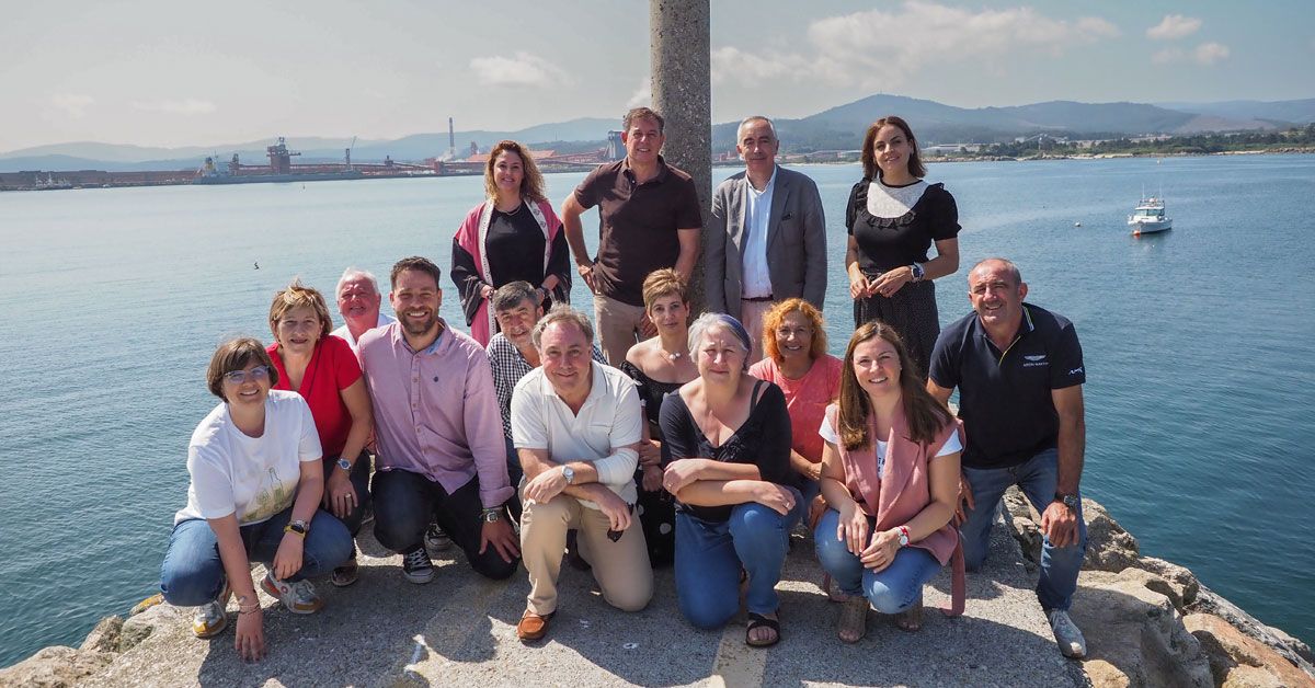 Foto 1 candidatos con alcaldes, concelleiros e portavoces socialistas da comarca, no Portiño de Morás, con Alcoa detrás