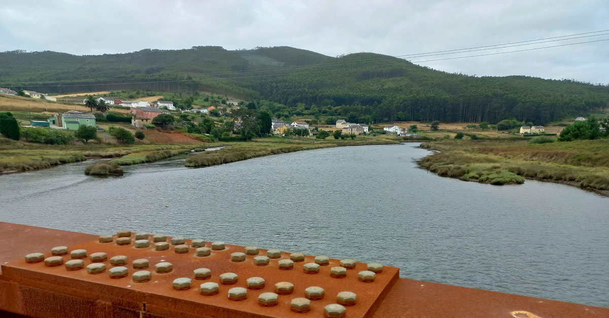 110823 DESEMBOCADURA DO RÍO OURO DESDE A PONTE DE FERRO COA PRANTA POTABILIZADORA DE FOZ AO FONDO