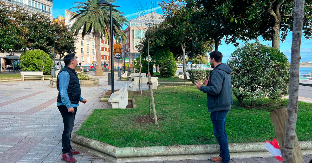 ALCALDE DE FOZ E O CONCELLEIRO DE PARQUES E XARDÍNS NA PRAZA CONDE DE FONTAO