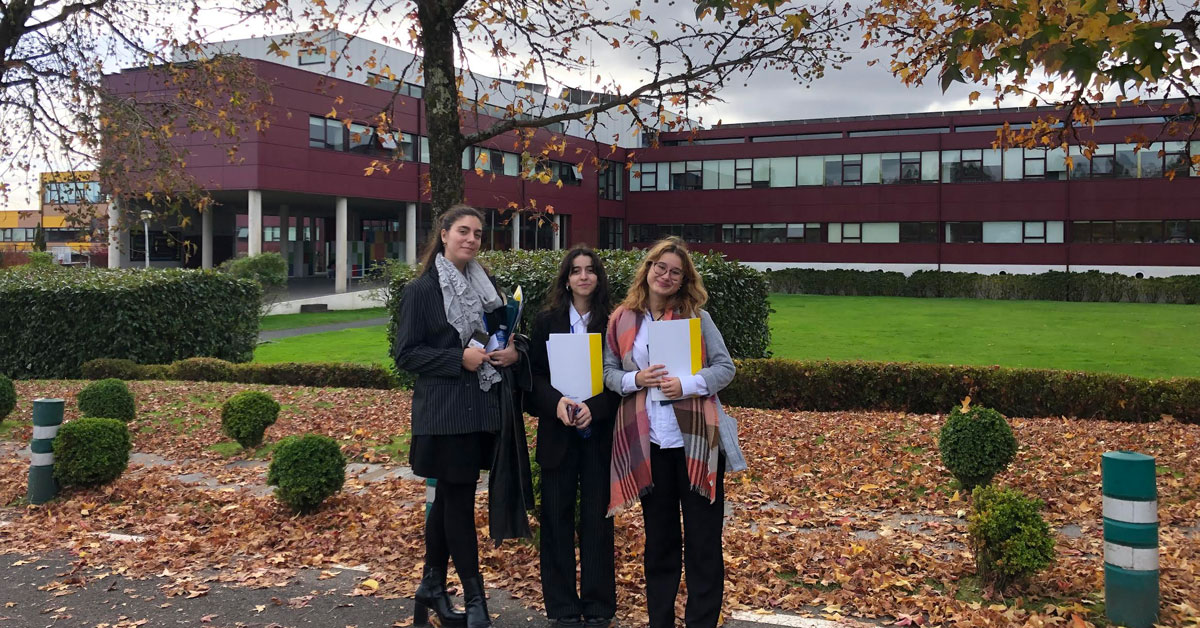 alumnas de bacharelato do IES Ribadeo Dionisio Gamallo participaron na V Sesión Autonómica do Modelo de parlamento Europeo, celebrada no colexio M. Peleteiro de Santiago