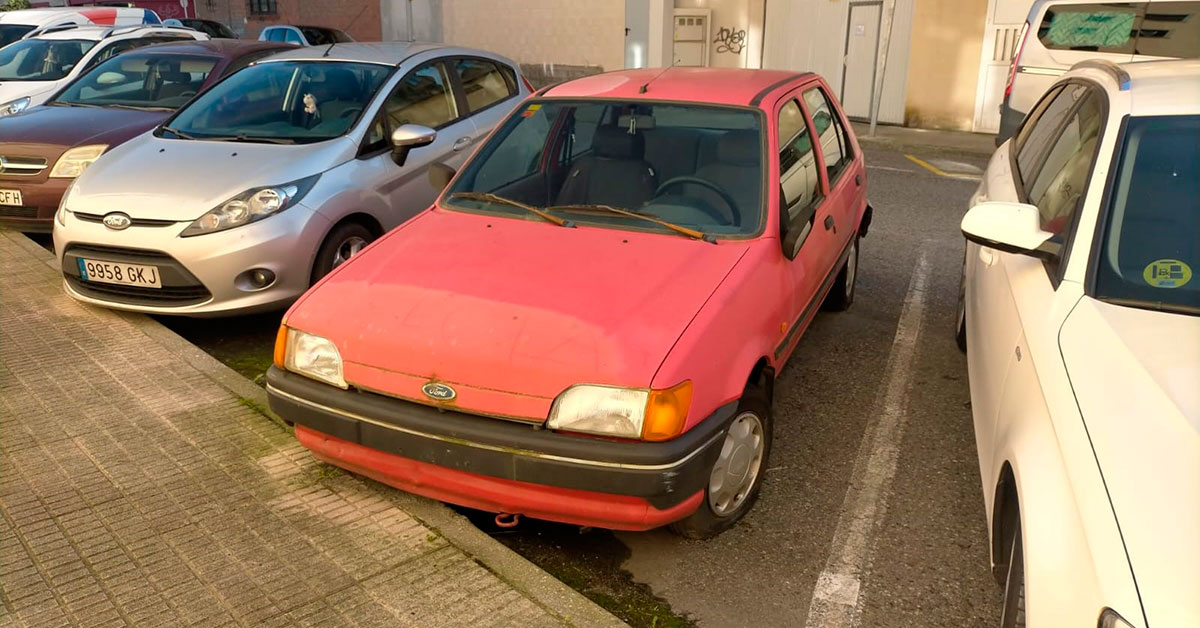 Vehículos abandonados na rua