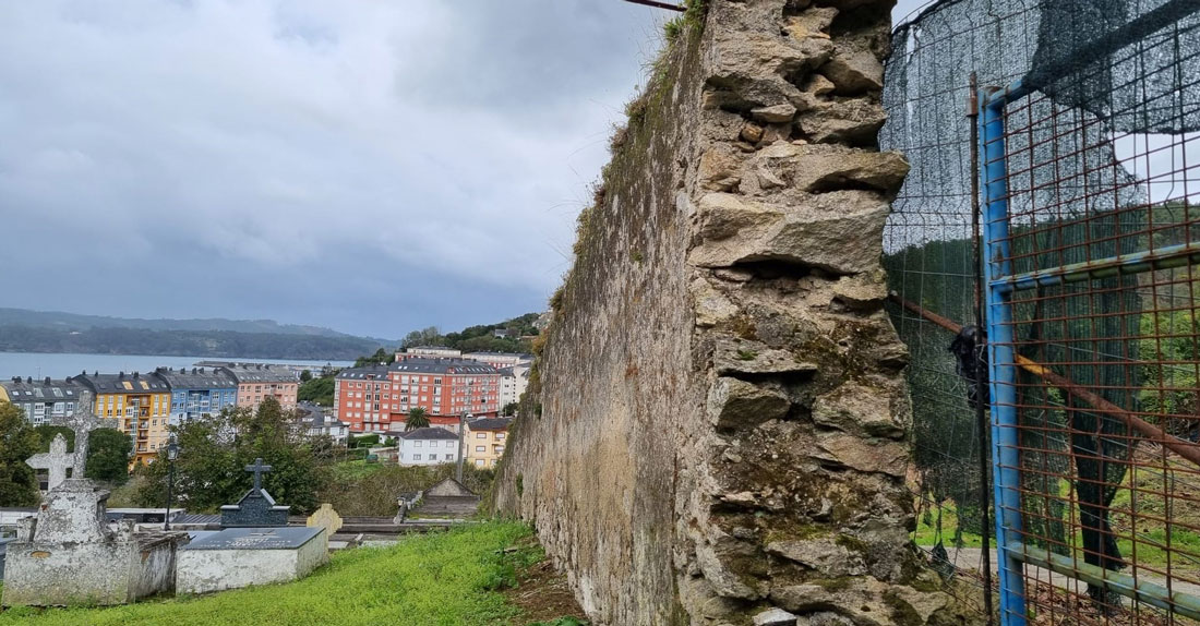 Muro-cemiterio-Viveiro