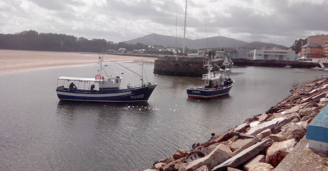 FOZ-peirao-Foto-actual-da-canle-de-acceso-o-muelle-pesqueiro-cos-barcos-profesionais-varados-na-espera-da-subida-da-marea-para-atracar