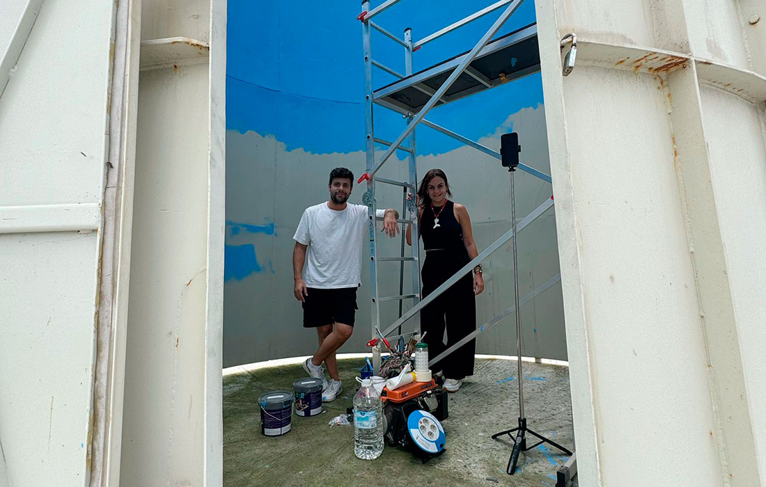 BURELA-ARTISTA-DAVID-CATa-DESENVOLVERAa-A-INTERVENCION-ARTISTICA-NO-MOLDE-DO-FARO-DE-BURELA-2025
