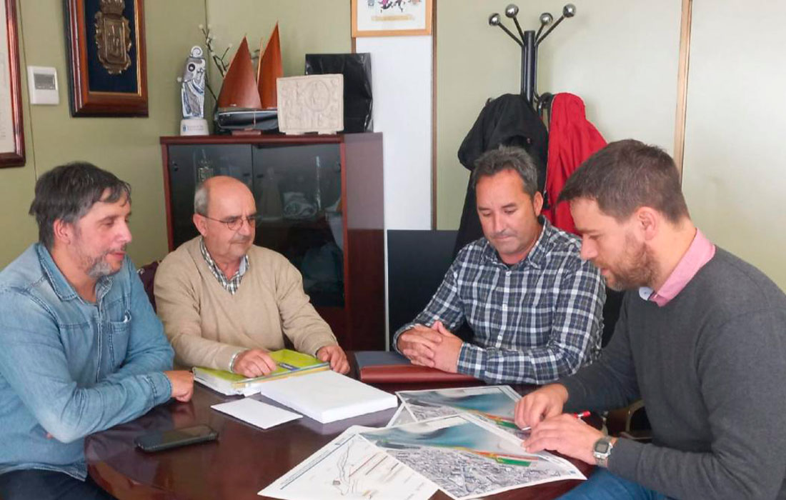 FOZ-Reunion-do-alcalde-de-Foz-e-o-concelleiro-angel-Fernandez-Neira-coa-Asociacion-A-Ribeira-para-a-mellora-do-porto-en-outubro-do-2024