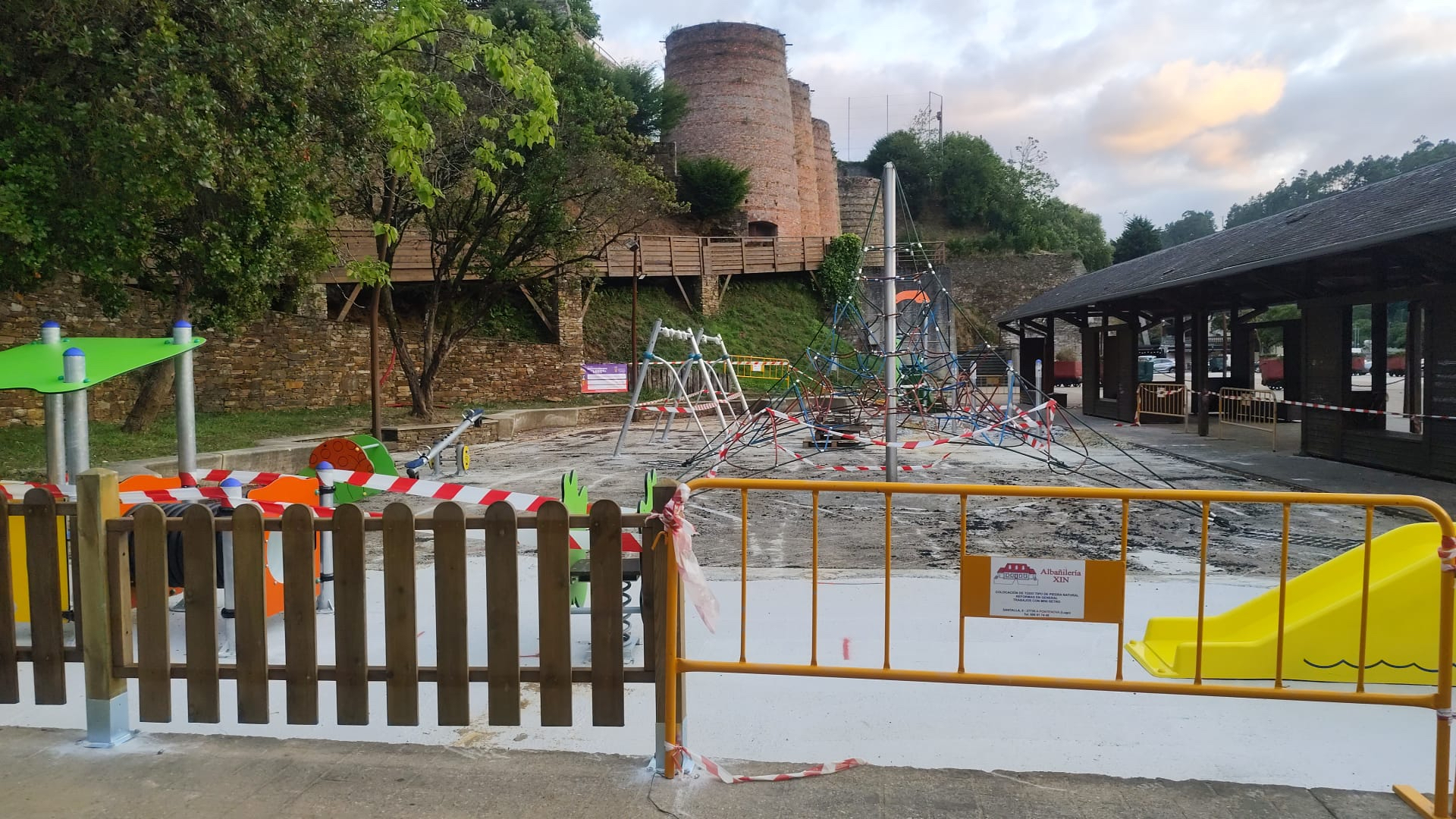 Pontenova obras parque infantil praza fornos 2025