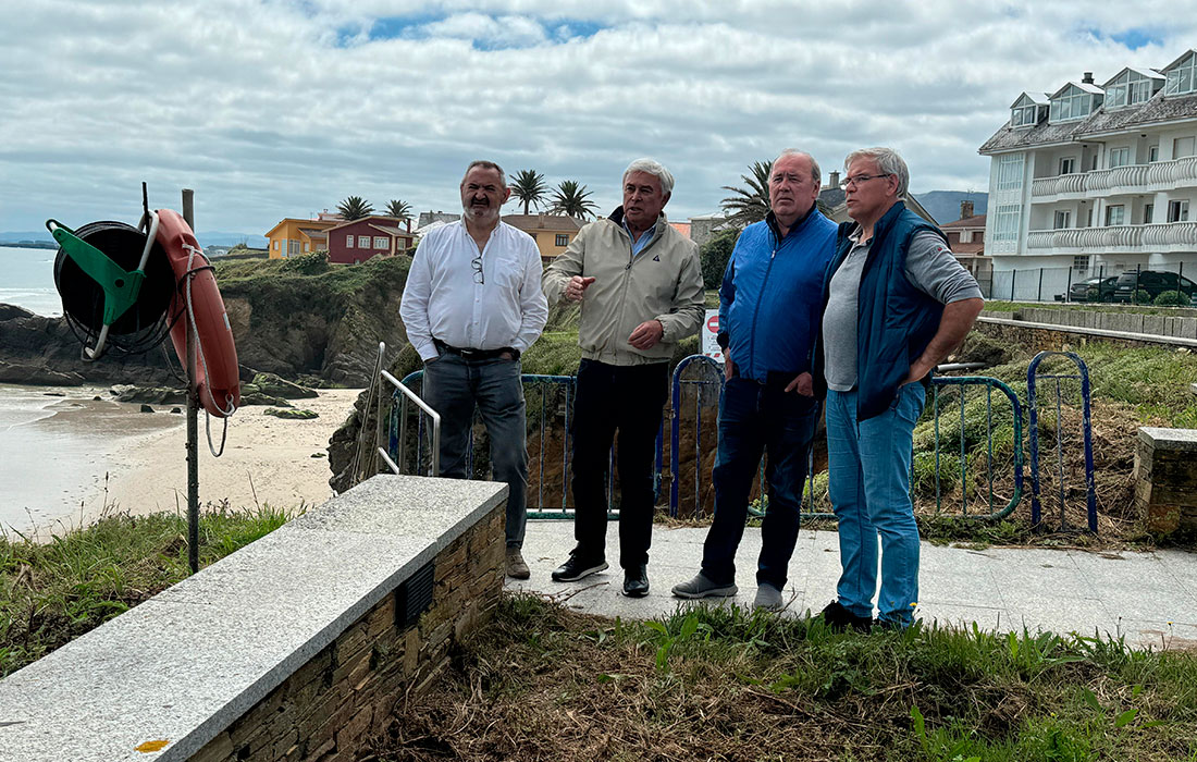 Senadores-PP-e-portavoz-Barreiros-ante-o-acceso-pechado-a-praia-de-San-Bartolo-2025