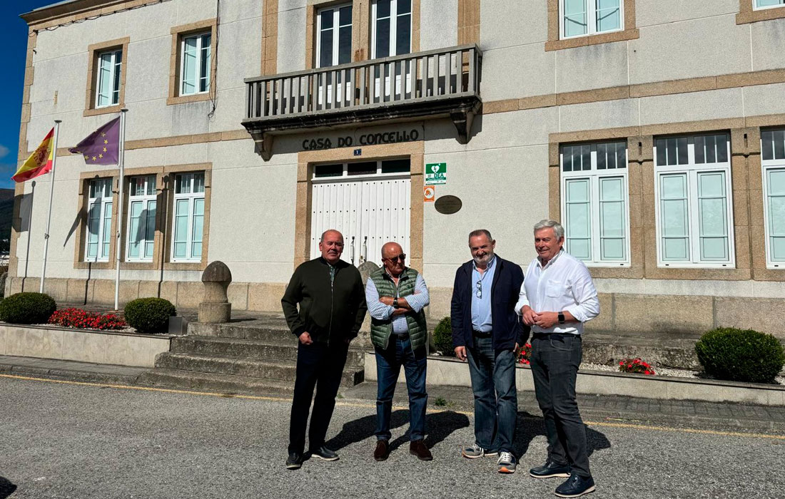 Serrano-Balseiro-e-Barreiro-co-alcalde-do-Valadouro-diante-a-Casa-do-Concello