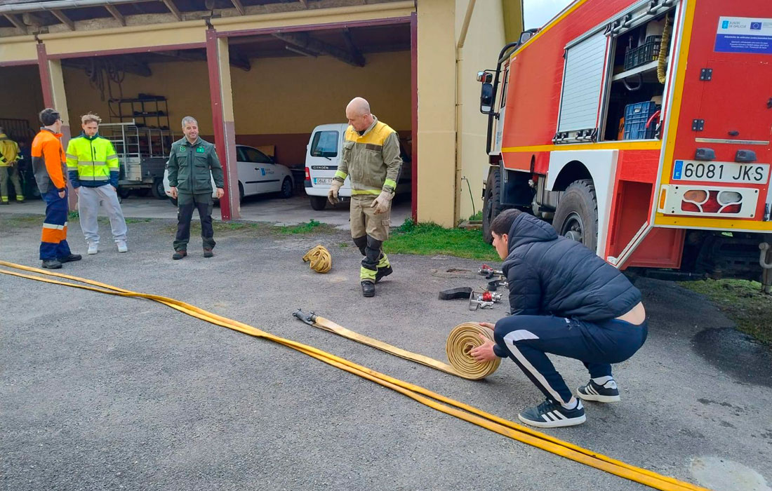 Ribadeo-CENTRO-PEDRO-MURIAS-DA-XUNTA-RECIBE-FORMACIÓN-TEÓRICA-E-PRaCTICA-SOBRE-INCENDIOS-FORESTAIS