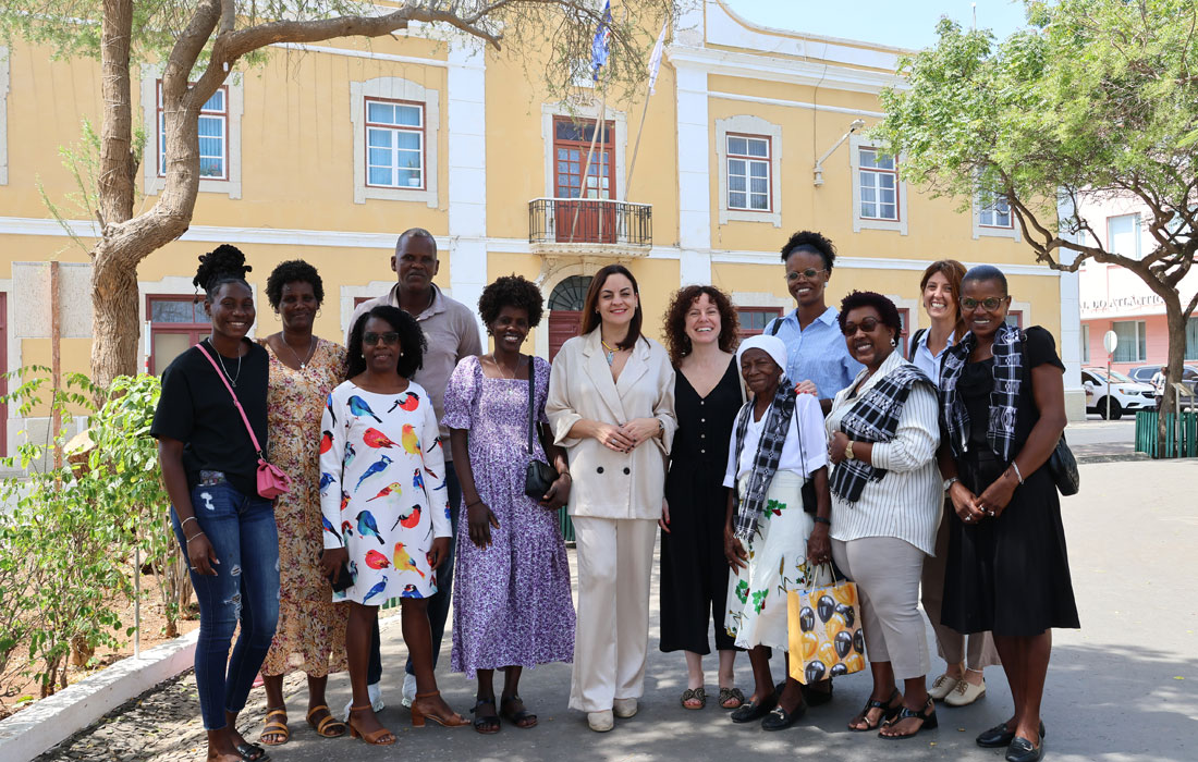 Reunión-con-veciños-e-veciñas-con-familia-en-Burela