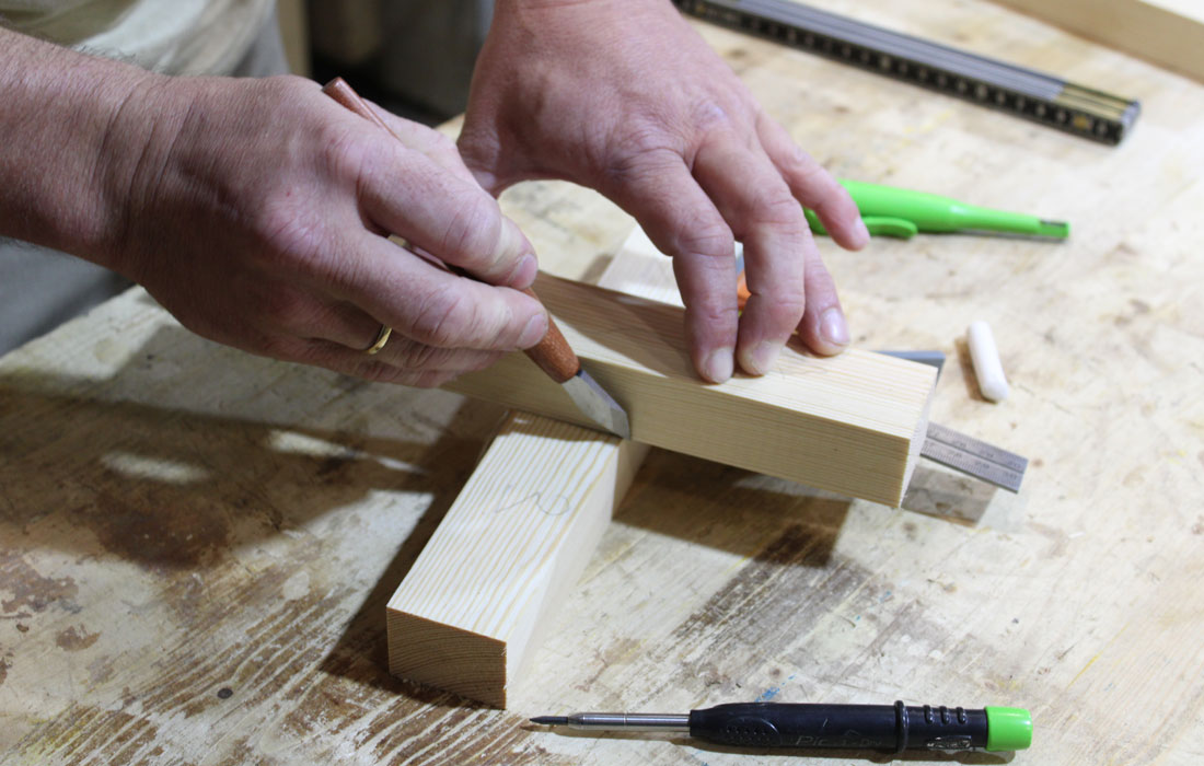 Artesan-ebanista-Madeira-a-man