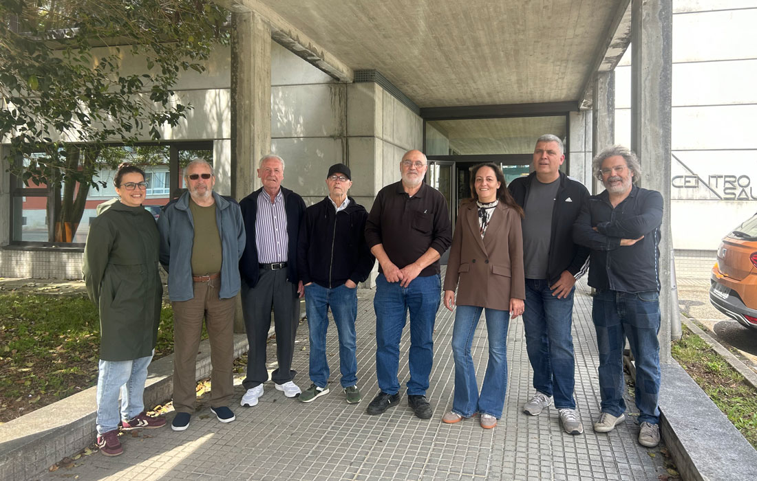 Foto-concelleir@s-do-Bng-de-Foz-hoxe-no-centro-de-saúde-con-antigos-membros-da-Comisión-Focega-en-Defensa-da-Sanidade-Pública