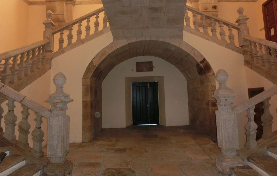 escaleiras-entrada-concello-lourenza