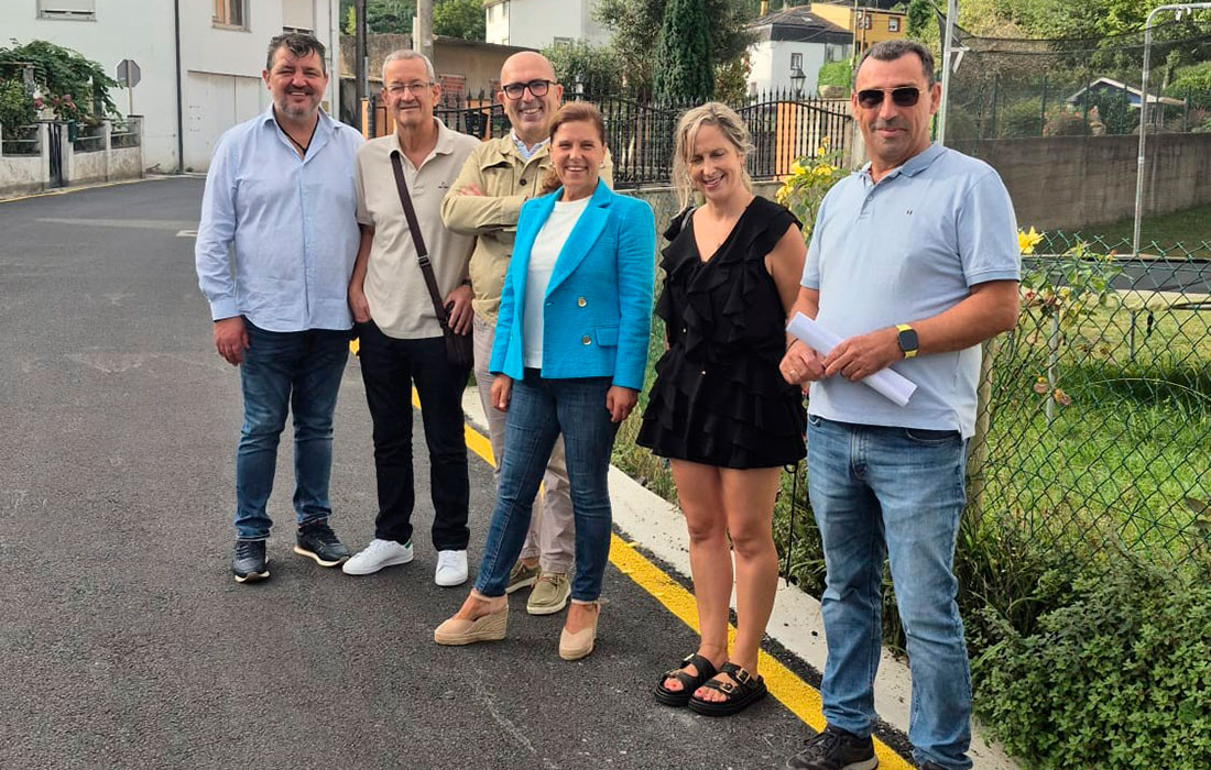 obras-de-renovación-de-servizos-e-pavimentos-na-Avenida-de-Santiago,-en-Covas