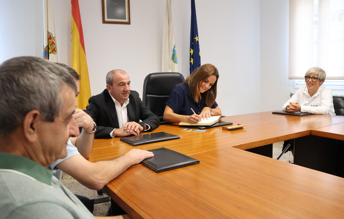 Visita-institucional-a-Pontenova---Sinatura-Libro-de-Ouro-Deputacion-2026