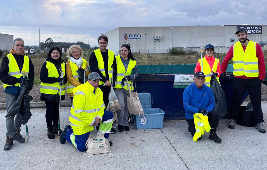 Voluntarios-de-Ribadeo-control-da-herba-da-Pampa