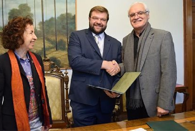 Aleixandre, Santos e Freixanes durante a sinatura do convenio entre a Deputación e a RAG.