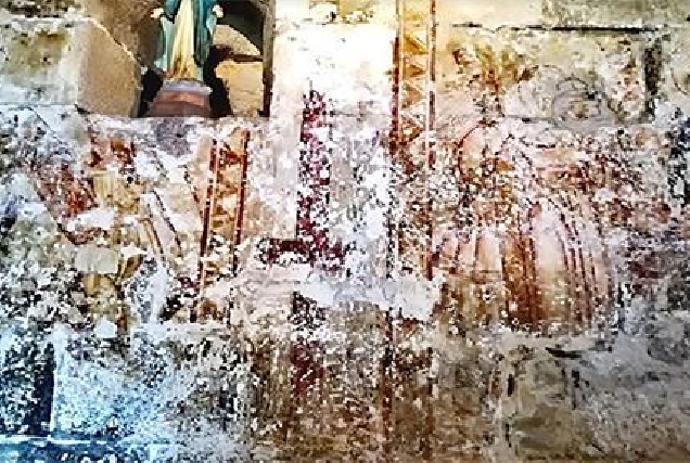 Os frescos da igrexa de Labrada, en mal estado de conservación.