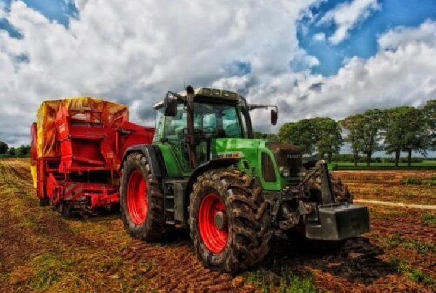 tractor_grain_mixer_rural_denmark_farm_country_countryside_field 954140 e1599561525699