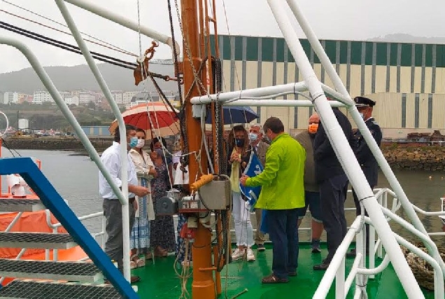 izado bandeira azul barco carmen burela