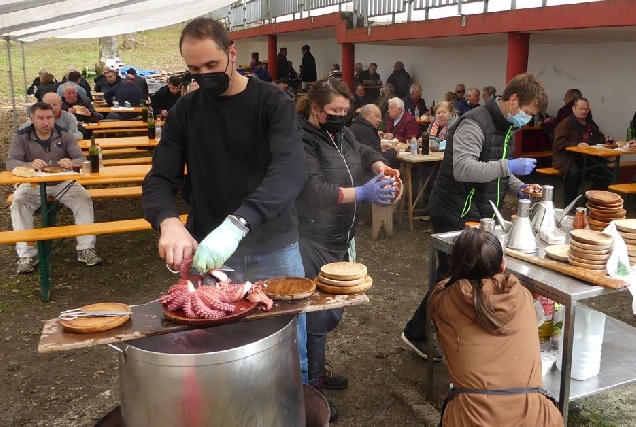 Cortando Polbo Nadela