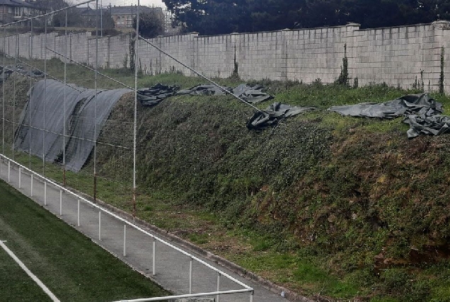 Foz Malla antivexetación desfeita no talude do entorno do campo de fútbol de Malates