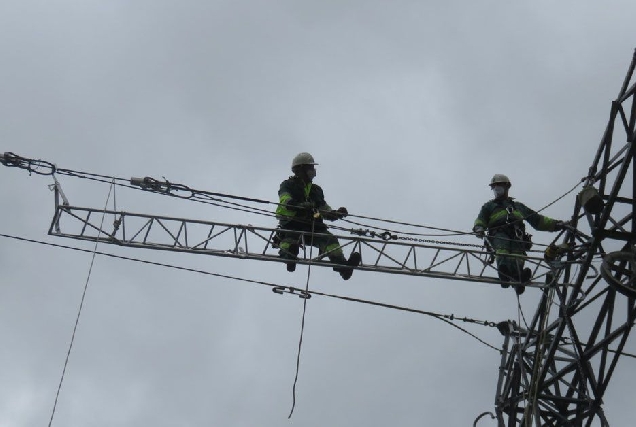 operarios EDP begasa luz enerxia