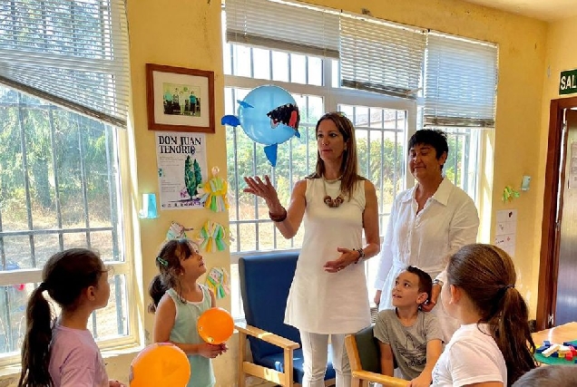 Imaxe da alcaldesa de Lugo e a concelleira de Benestar Social nas Aulas Abertas de San Xoan do Campo I