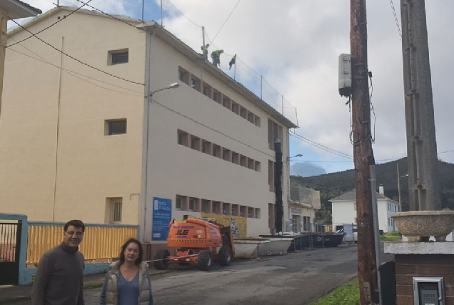 Javier Castiñeira e Verónica Soto nas inmediacións do CEIP Fondo Nois