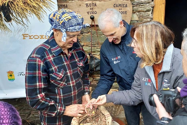 Francisco Conde e Raquel Arias na festa da Pisa da Castaña (3) (1)