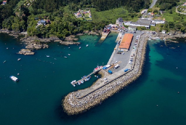 Imaxe aérea do porto de Lorbé (Oleiros)