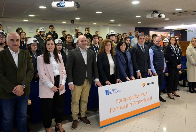 Imaxe do acto de sinatura entre a Xunta e Repsol para a formación de 41 estudantes de FP