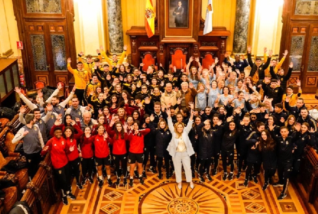 Imaxe dos equipos femininos de fútbol que compiten no II Trofeo Internacional de fútbol feminino Irene González Basanta