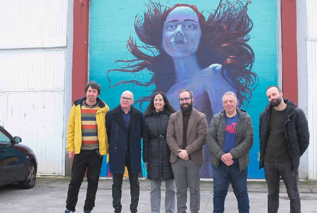 O vicepresidente da Deputación da Coruña, Xosé Regueira, en Rianxo visitando á pintura mural dos festivais municipais de arte urbana