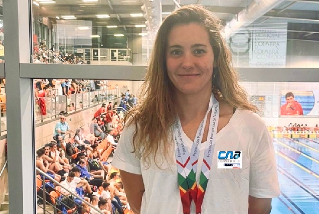 Paula Otero posando coas súas medallas no Open de Portugal de natación