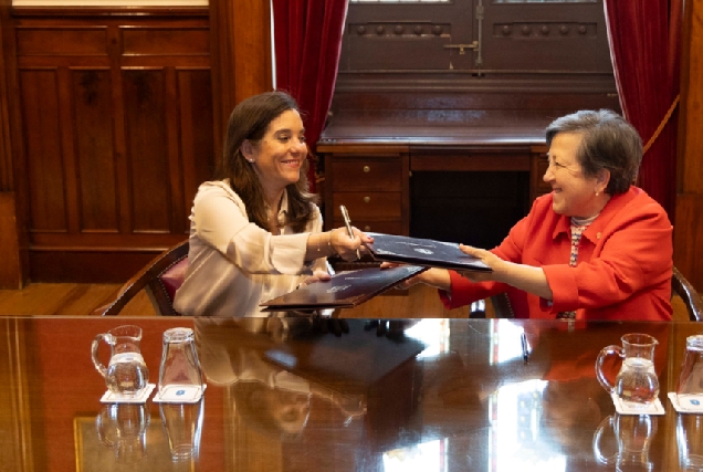 A alcaldesa da Coruña, Inés Rey, e a directora de Cáritas Diocesana, Pilar Farjas, asinaron no Palacio Municipal de María Pita os dous convenios nominativos