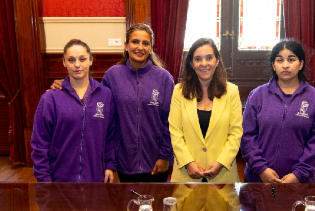 Imaxe de Mulleres Colleiteiras e a alcaldesa e presidenta da Edar, Inés Rey