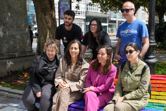 A alcaldesa, Inés Rey, visitou o renovado Paseo da Diversidade dos Xardíns de Méndez Núñez, con bancos de plástico reciclado nos que se representan as distintas bandeiras do colectivo